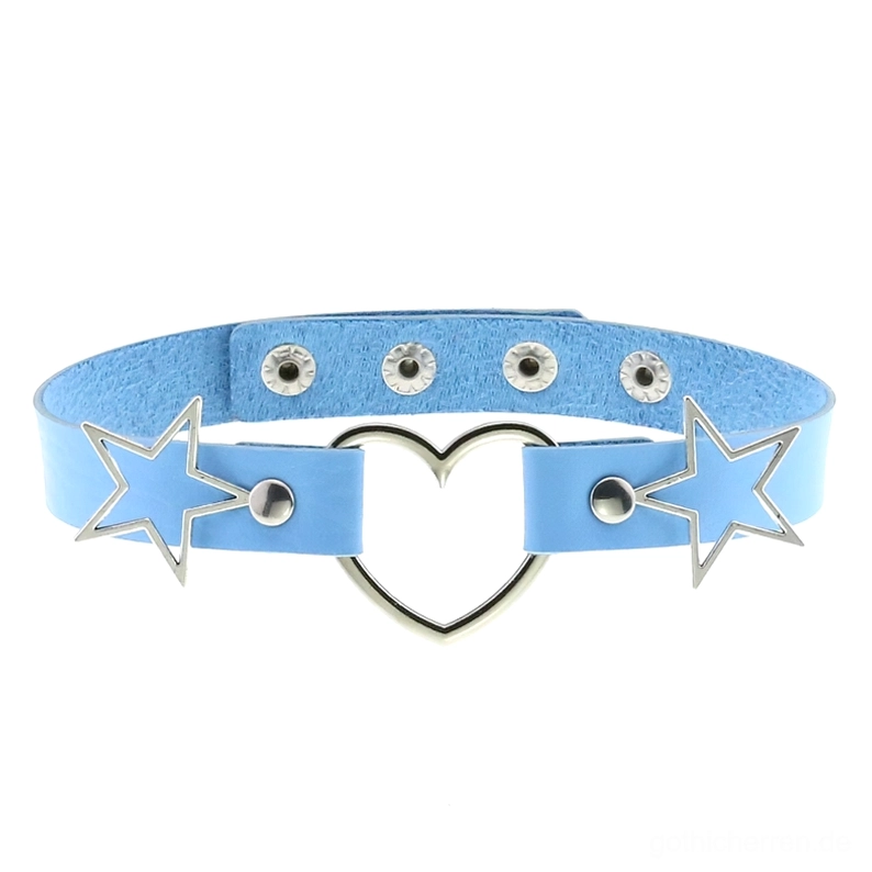 Hellblau PU-Leder Gothic Choker Halsband mit silbernen Herz- und Stern-Metallelementen, Flatlay-Detailfotografie für Alternative Fashion Choker