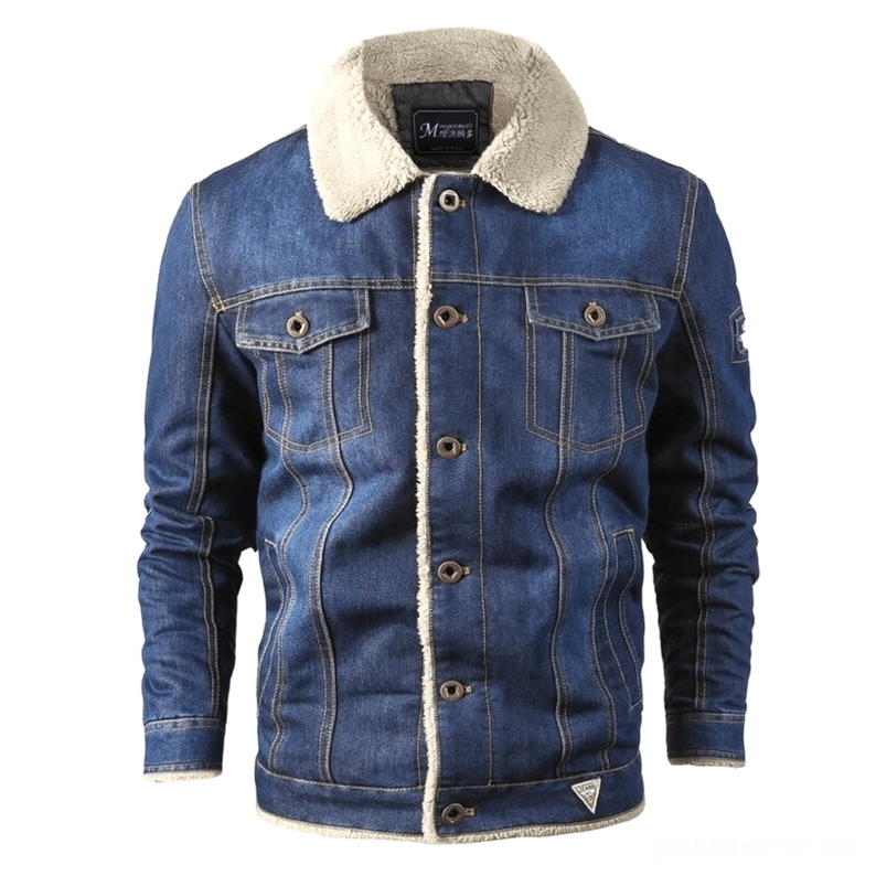 Hellblau Herren Gothic Denim Jacke, vollständige Vorderansicht Studio Shot, Metalldruckknopf-Verschlussleiste, duale Brusttaschen mit Shearling-Kanten, kontrastgelbe Stickereia Detail