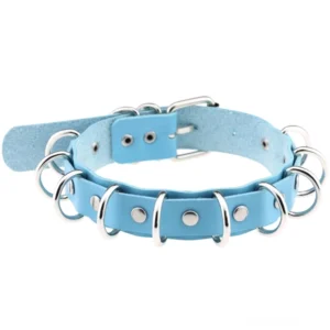 Hellblauer Kunstleder Punk Choker mit versilberten Metallringen und Schnalle Detail vor weißem Hintergrund