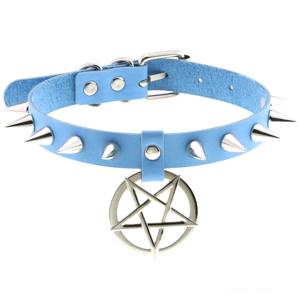 Hellblau Spike Leder Choker mit Pentagram Anhänger, Unisex Gothic Schmuck – Passendes Halsband mit silbernen Metallakzenten auf weißem Hintergrund