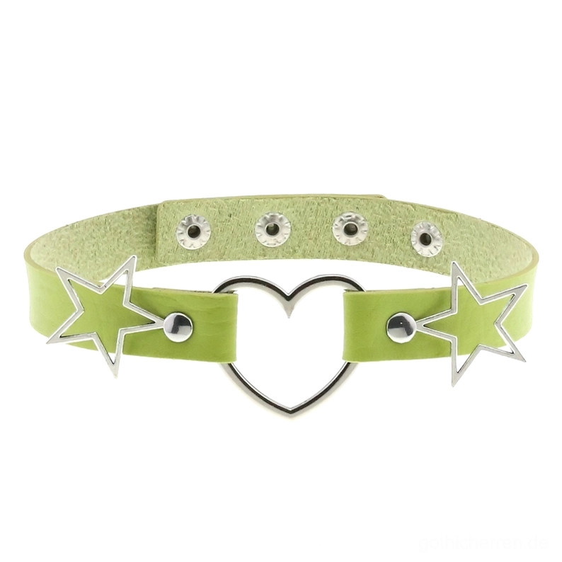 Hellblau PU-Leder Gothic Choker mit silbernem hohlem Herz-Pendant und Sternen-Seiten, Flatlay-Detailaufnahme des verstellbaren Choker Halsbands