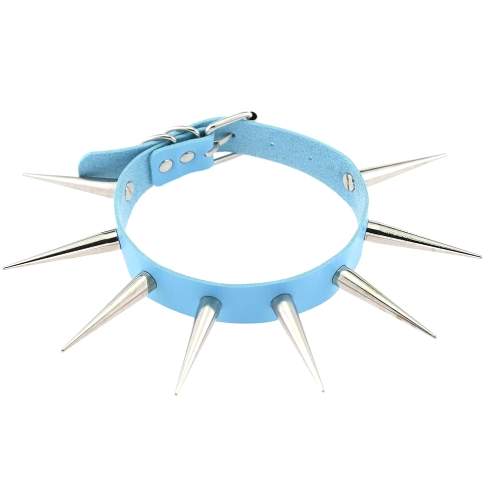 Hellblau Spike Punk Choker Flachaufnahme Vorderansicht mit langen scharfen silbernen Metallspikes auf Kunstleder-Streifen und Schnallenverschluss, Gothic
