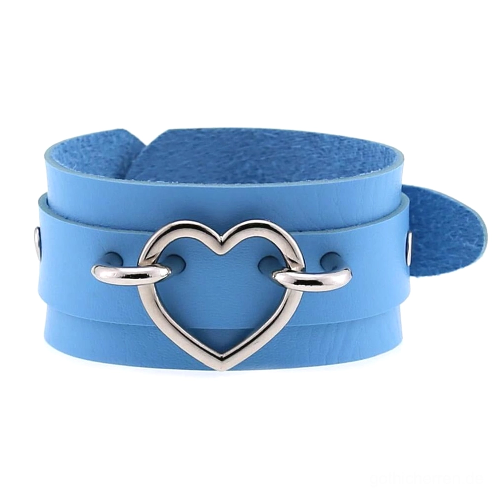 Hellblaues doppellagiges Lederherz-Armband mit silberner hohler Herz-Metallverzierung, Flachaufnahme Vorderansicht, Gothic Accessoires verstellbarer Verschluss