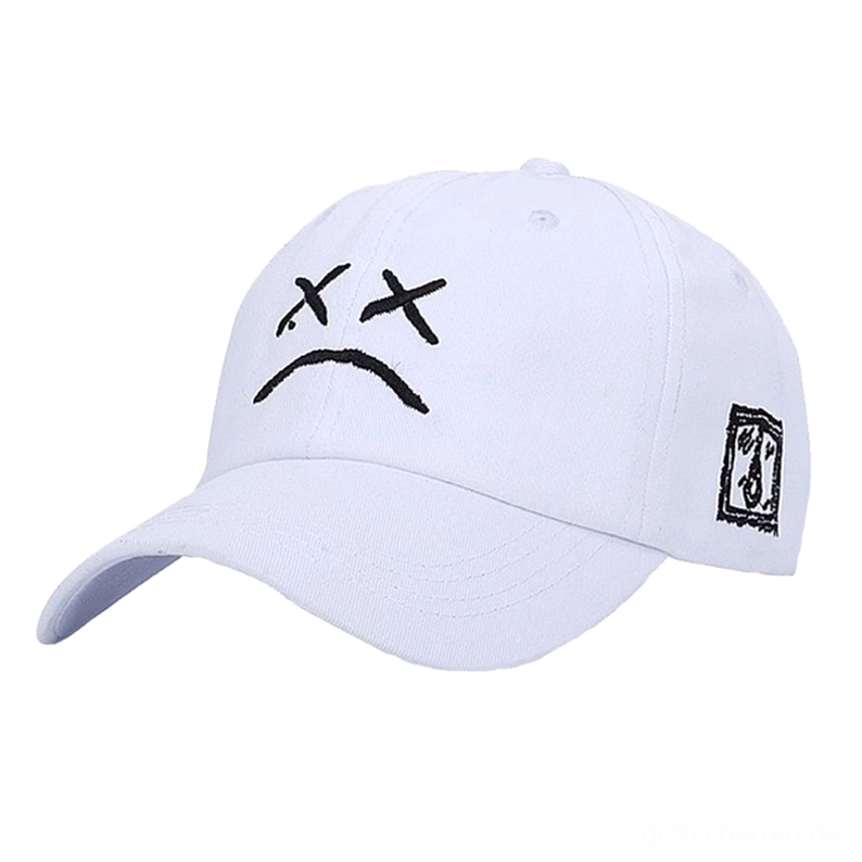 Hellgraue Gothic Baseball-Cap mit gesticktem Trauer-Gesicht Muster, Vorderansicht Detail-Aufnahme, alternative Kopfbedeckung