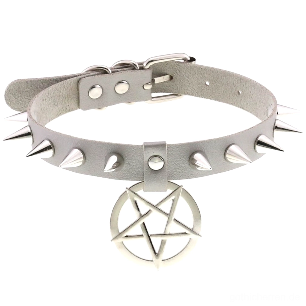 Hellgrau Leder Spike Choker mit silbernem Pentagram und Metallnieten, flache Produktaufnahme – Subtiles Neo-Gothic Halsband auf weißem Hintergrund