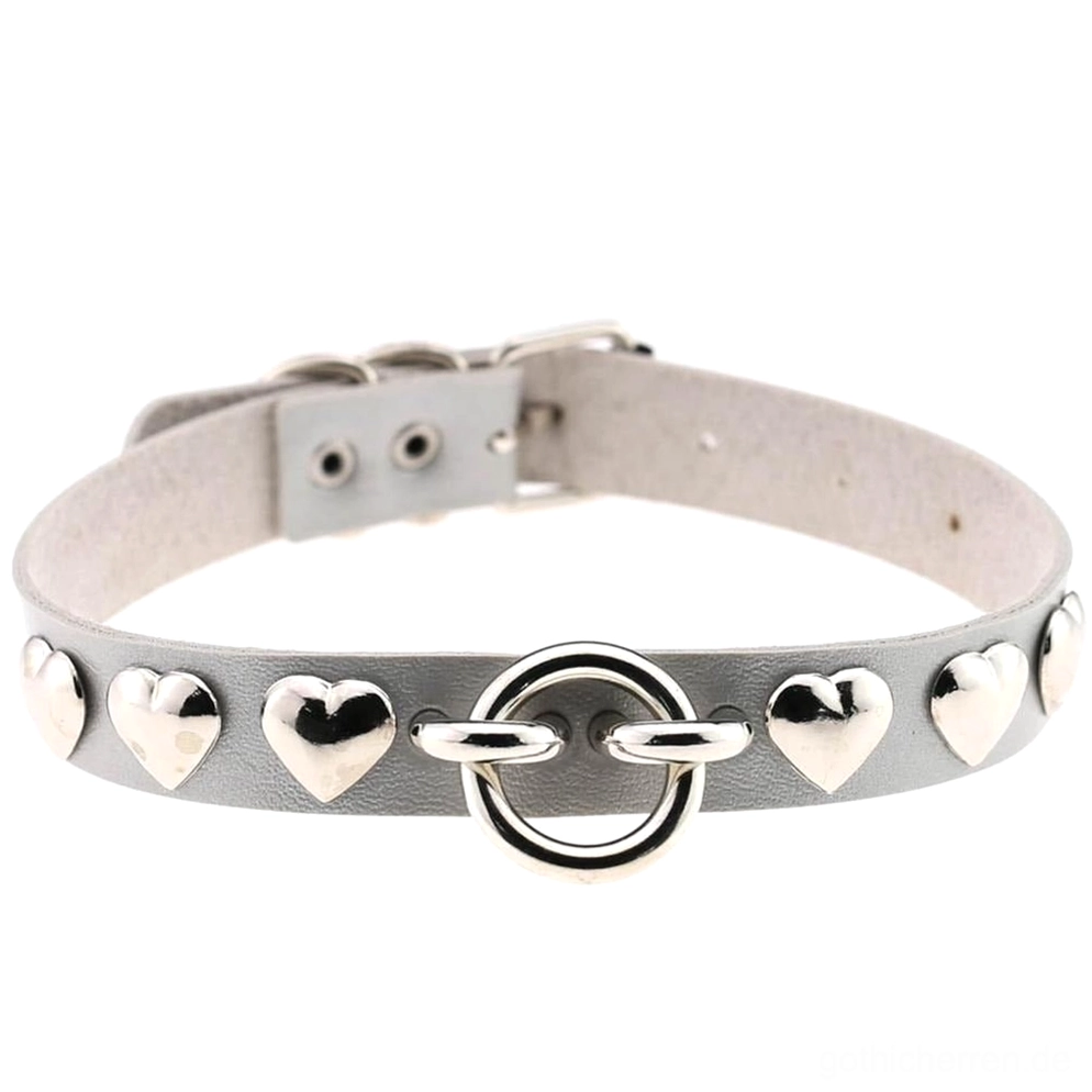 hellgrau silber pu leder herzchoker mit silbernen metalldetails vorne flach gelegt produktanzeige
