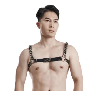 Vorderansicht des Herren-Kettengeschirrs in antiker Silberfinish mit verstellbaren schwarzen Webbing-Gurten und robusten Gunmetal-Schnallen auf weißem Hintergrund – gotisches Ledergeschirr für alternative Mode