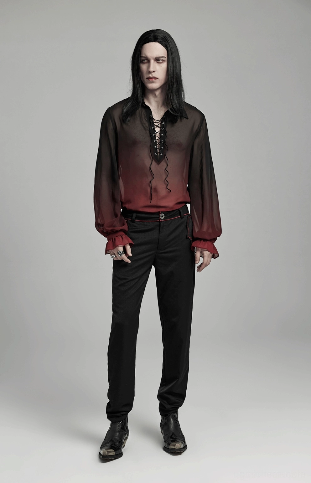 Komplette Styling-Ansicht Herren-Chiffon-Hemd mit Schnürung demonstrierend Drapierung und Gesamtästhetik in Weinrot-Schwarz-Ombré, gotische Eleganz