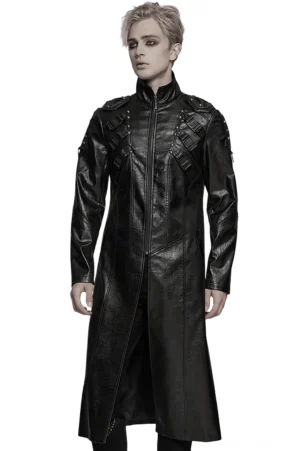 Herren schwarzer Cyberpunk Kunstleder Trenchcoat Frontansicht am Model – taktische Schultergurte mit Nieten und durchgehender Metallzipper