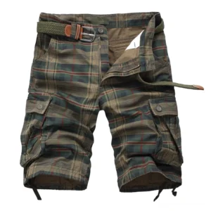 Herren dunkelgrüne Tartan Plaid Cargo Shorts mit Klapptaschen an den Seiten und Kordelzug-Säumen, Vorderansicht Flachlage