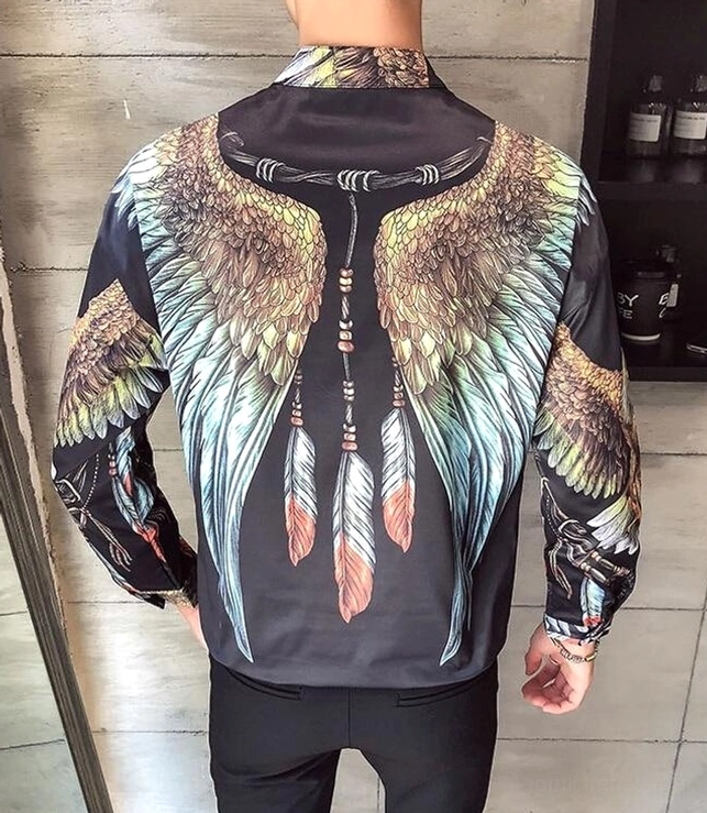 Herren Model trägt schwarzes Gothic Adler Traumfänger Hemd - Alternative Fashion Styling mit Ketten und Boots
