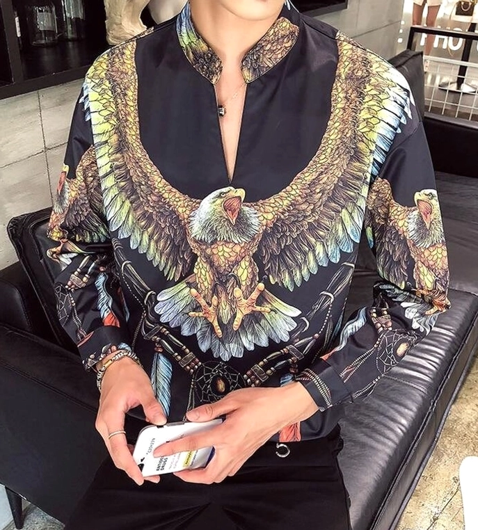 Herren Model trägt schwarzes Gothic Adler Hemd Nahaufnahme - lebendiger Adler- und Traumfäncher-Stammesdruck Stand Kragen