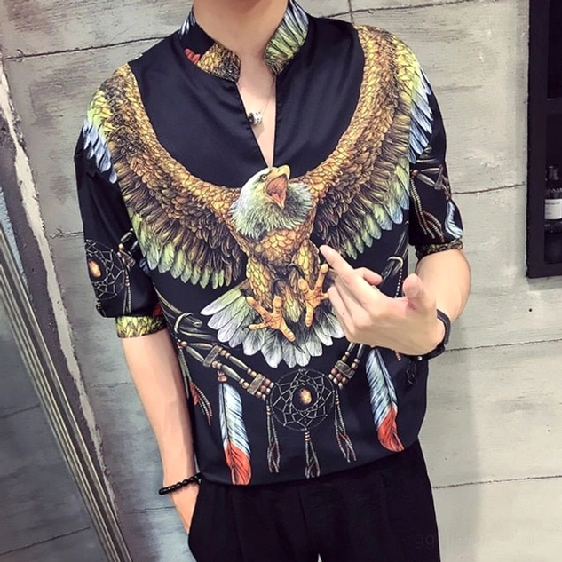 Herren Gothic Adler Hemd weiß Größen- und Passformführer - Male Model zeigt Größe und Fit Alternative Fashion