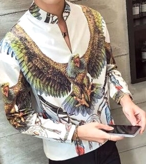 Herren Model trägt weißes Gothic Adler Traumfänger Hemd Indoor - lässiger Stil mit Smartphone Accessoire
