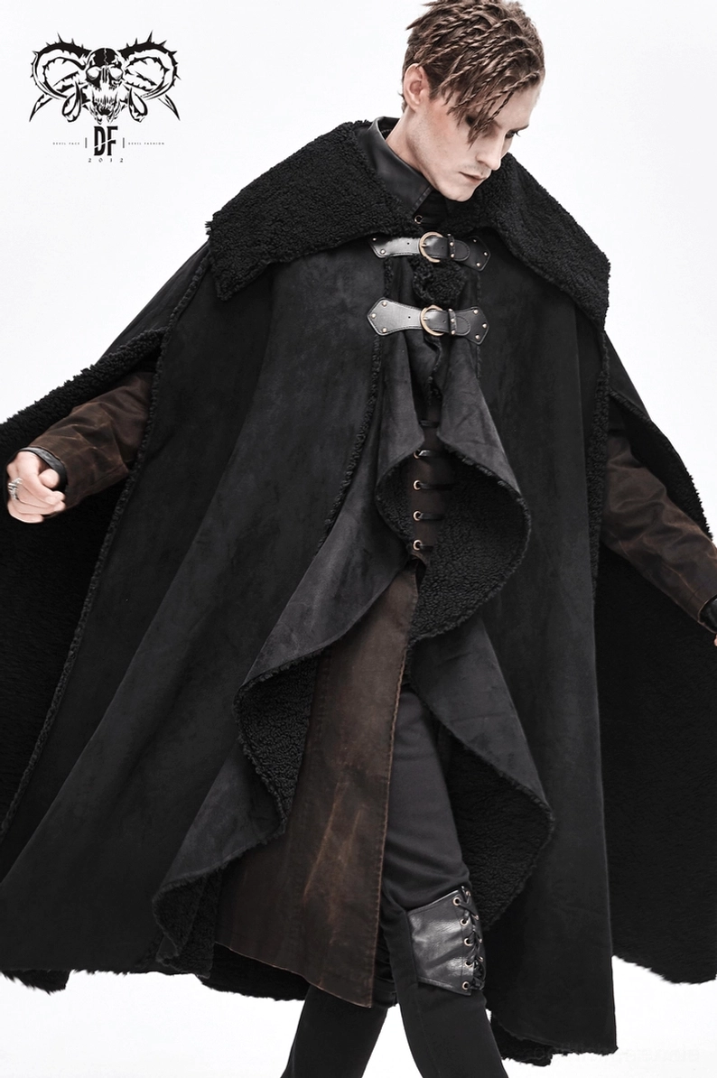 Komplette Ansicht des Herren-Gothic-Asymmetrischen Mantels, zeigt Gesamtsilhouette und dramatische Drapierung mit Fleecefutter und Schnallenkragen