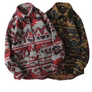 Herren Gothic Azteken geometrisches Hemd in Bordeauxrot und Olivgrün - Doppel-Brusttaschen Flatlay-Ansicht mit schwerem Tribal-Print