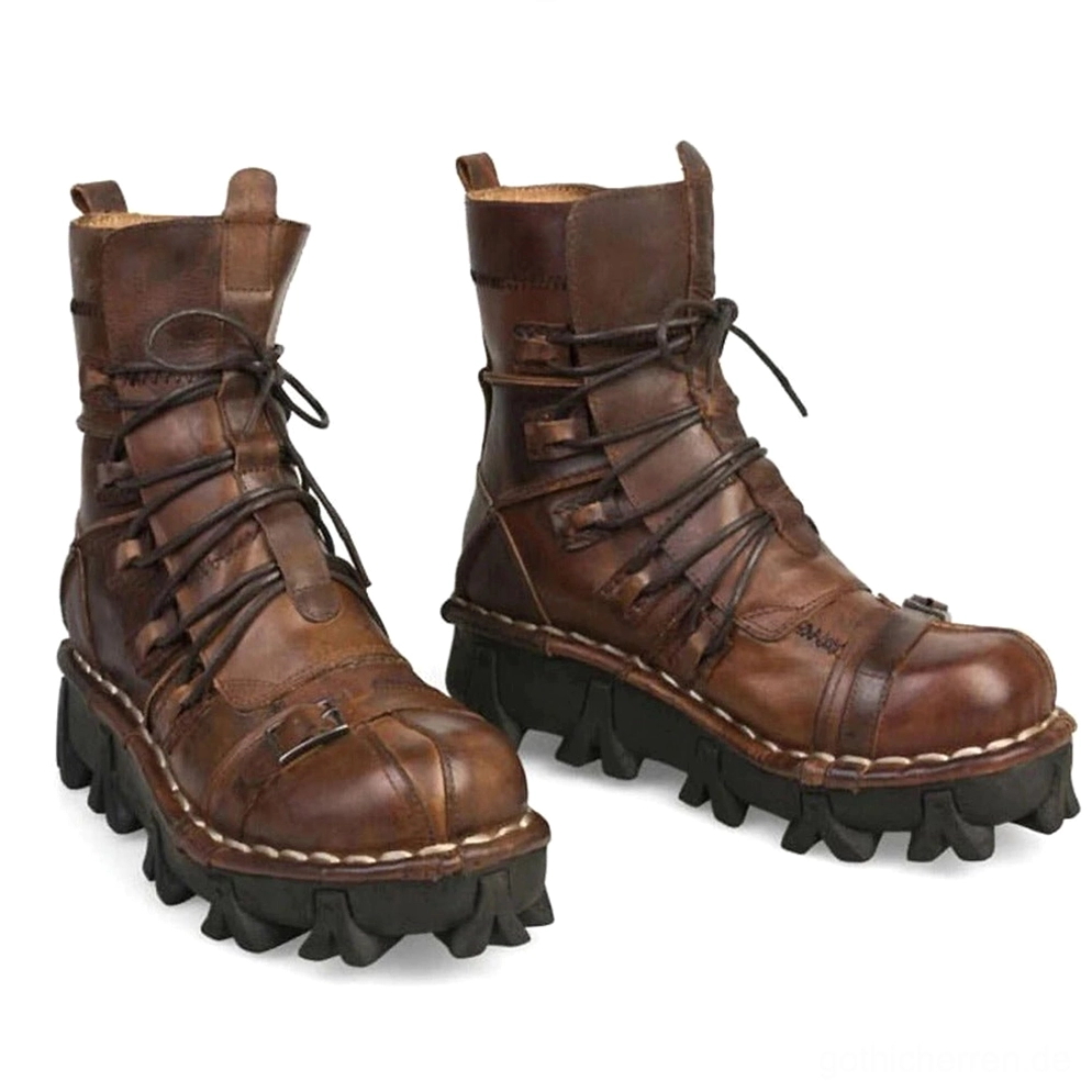 Dunkelbraune Leder-Gothic-Combat-Stiefel für Herren mit frontalem Metallschnallen-Akzent, massive Stollensohle mit aggressivem Profil, matter Lederschaft für kommandierenden Industrial-Goth-Stil und Haltbarkeit