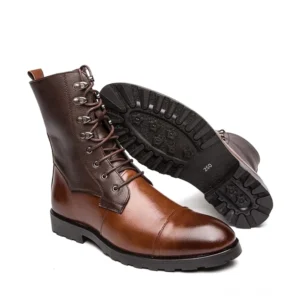 Herren Gothic Mid-Calf Kampfstiefel mit dicker Profil-Laufsohle und poliertem Braun-Leder, Seitenansicht der robusten Gummi-Außensohle und Split-Leder-Konstruktion