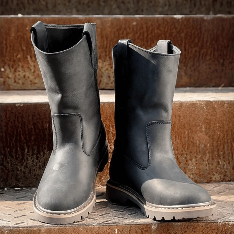 Herren Gothic Buckle Echtleder Stiefel Gesamtproduktansicht schwarze und braune Farbvarianten Mid-Calf Rock