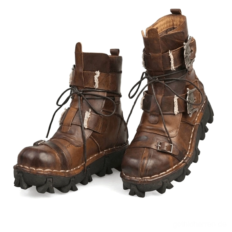 Vintage braune echte Leder-Gothic-Combat-Stiefel mit Metallschnallen-Hardware, Fell-Patch-Detail an den Schnürstreifen, verwitterte Lederoberfläche für authentische rebellische Ästhetik, industrielle Goth-Details