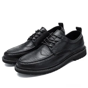 Herren schwarze Split-Leder Gothic Derby Schnürhalbschuhe mit rutschfester Gummisohle, Dreiviertelsicht auf weißem Hintergrund