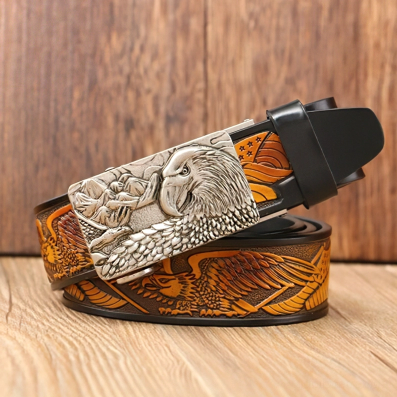 Herren Gothic Ledergürtel mit Silberton Adler-Berg-Schnalle auf Rolle präsentiert, Tan-farbiges Leder mit Prägung, Alternative Fashion Herrenaccessoire