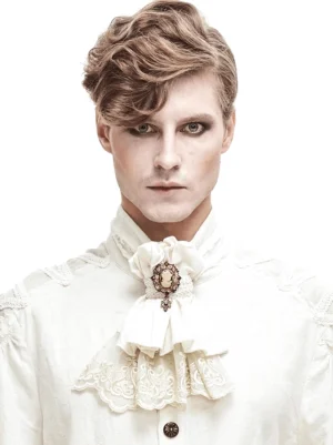 Herren Gothic Jabot Krawatte weiße Spitze mit Vintage Kamee Brosche Frontansicht Model Porträt gotische Halskrause