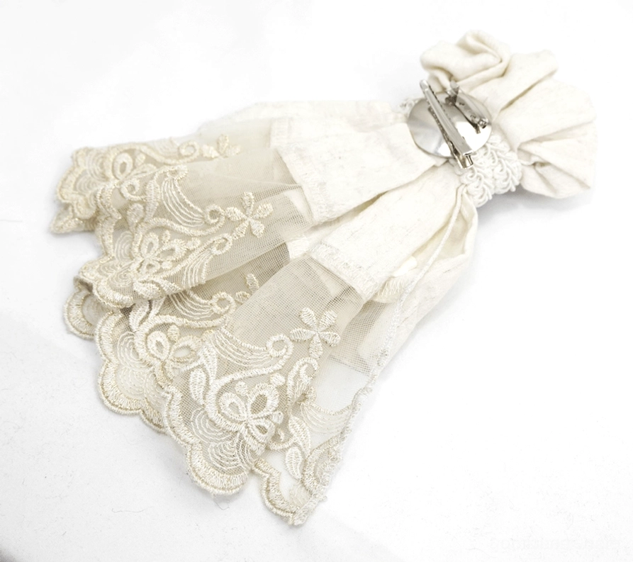 Gesamte Seitenansicht Herren Gothic Jabot weißer Spitze großer gestickter Spitzensaum Metallspange gotische Halskrause