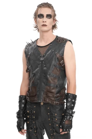 Herren Gothic-Kutte mit Nieten aus Kunstleder – Frontansicht auf männlichem Modell mit Goth-Punk-Look, schwarzbraunes zweifarbiges Leder mit metallischen Schulter-Spikes und Totenkopf-Reißverschluss