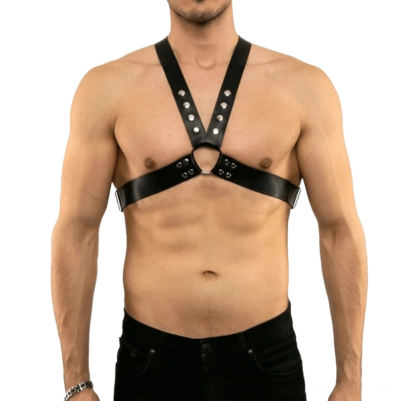 Herren Gothic Leder-Harness in reinem Schwarz mit Nieten, Front-Ansicht mit zentralem O-Ring, verstellbare Schnallen-Verschlüsse, Ledergeschirr für Alternative Fashion