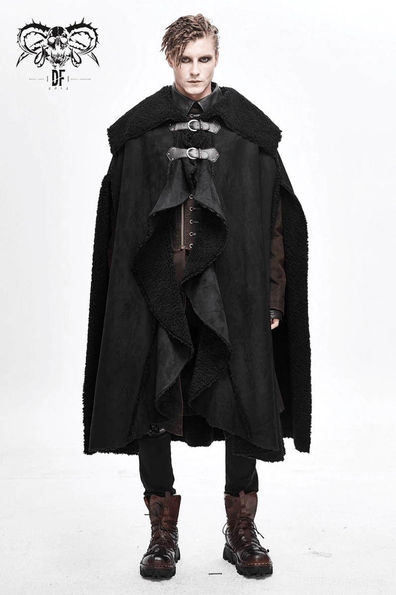 Herrn-Gothic-Mantel Vollansicht vorne mit Schnallenverschlüssen und gerüschter Placket, komplettes Outfit-Styling mit Kampfstiefeln und dunkler Mode