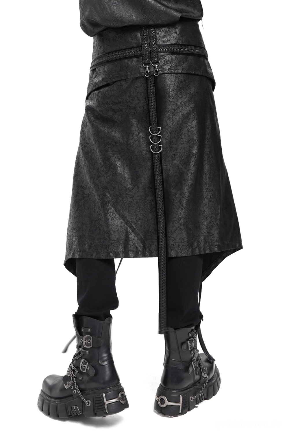 Rückansicht aus drei Vierteln des gotischen Punk-Strap-Rocks, asymmetrischer Saum und zentraler Reißverschluss-Verschluss auf schwarzem Kunstleder-Rock