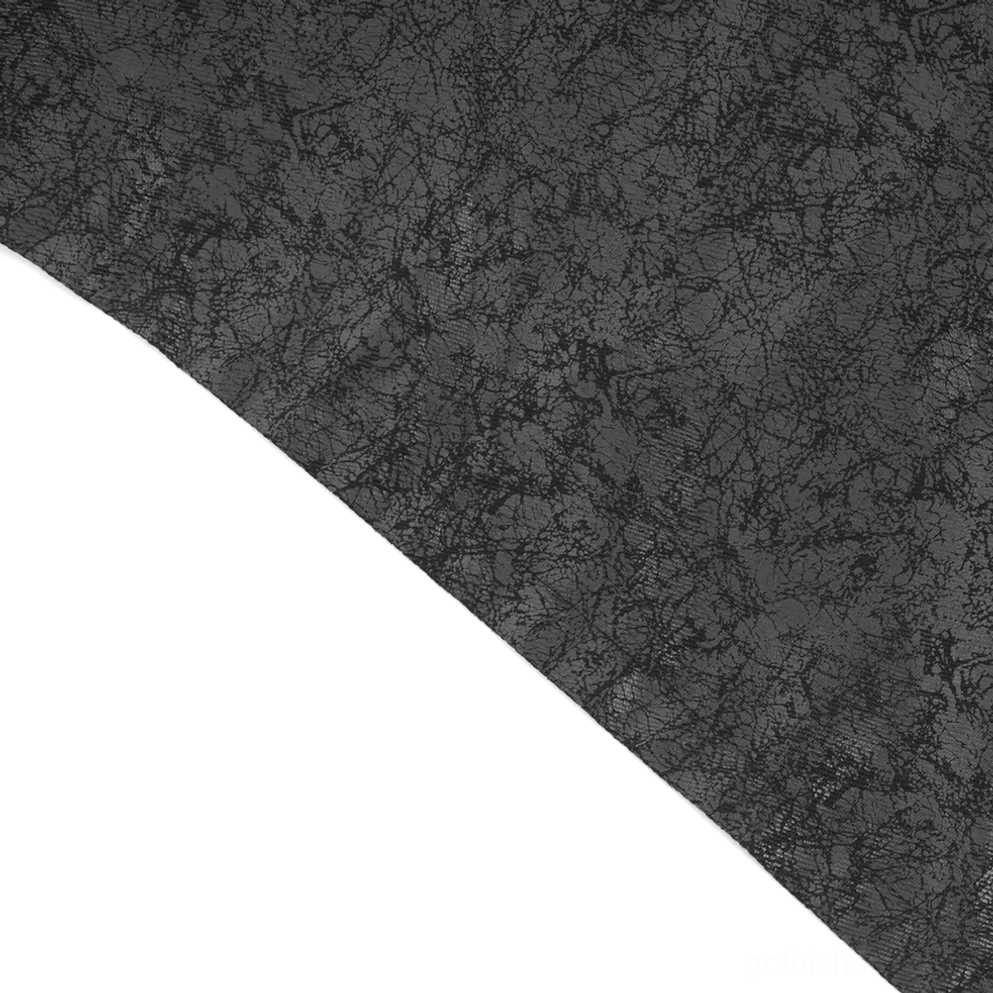 Unterseiten-Saum-Detail mit asymmetrischen Paneellängen und Metall-Riemen-Befestigungspunkten auf gotischem Herren-Rock
