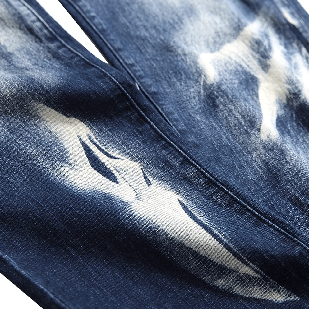 Herren-Gothic-Schädel-3D-Print-Jeans Detailaufnahme zeigt dimensionale Grafiken und hochwertige Stoff-Beschaffenheit