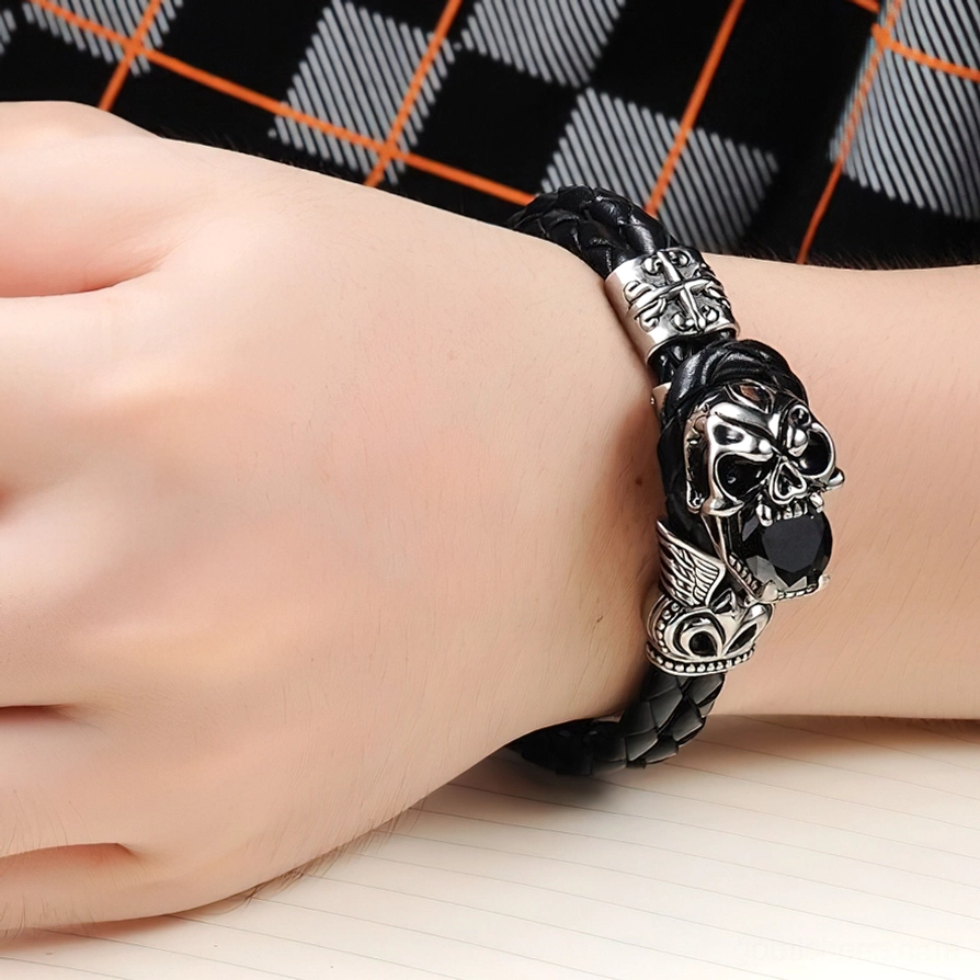 Gothic Schädel Lederarmband getragen am männlichen Handgelenk – Real-Life-Styling mit kariertem Hemd, zeigt Passform, Komfort und Details des Edelstahl-Charm im Trägezustand