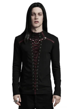 Herren-Gothic-Schnürtop mit rotem Mesh-Schnürverschluss und Eisenring-Kragen, schwarzes Strickgewebe auf männlichem Model mit langen dunklen Haaren, Frontalansicht