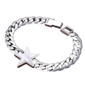 Herren Sterling Silber Gothic Armband mit fünfzackigem Stern Charm und kubanischer Curb Kette, Draufsicht Flatlay