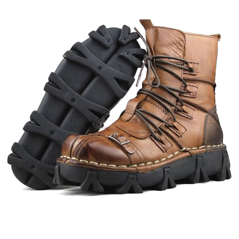 Verwitterte braune Leder-Gothic-Rocker-Stiefel mit Kontrastziernähten und mehrfachen Schnürstreifen, Seitenprofil zeigt robuste Stollensohle und authentisch veraltete Oberfläche, industrieller Goth-Stil