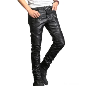 Herren Gothic zerrissene Kunstleder Motorradhose schwarz vorne Dreiviertel-Ansicht mit Knie-Distressing-Detail Skinny-Fit
