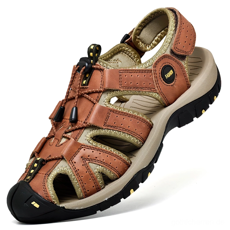 Herren-Gotik-Wildledersandalen in Braun, Seitenprofilansicht mit Detailaufnahme des Hook-Loop-Verschlusssystems und feiner Wildleder-Textur