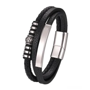 Schwarzes Leder Edelstahl Armband für Herren mit vintage eingravierter Verzierung Seitenansicht dreiviertelperspektive handwerk