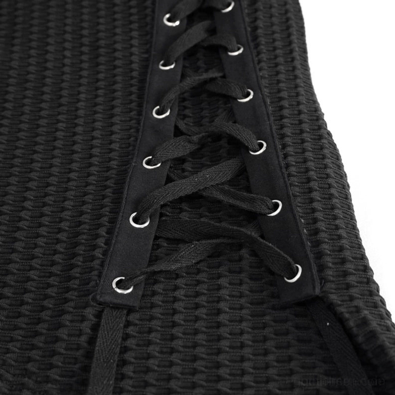 Nahaufnahme Seiten-Schnür-Detail schwarzes Mesh-Sweatshirt Metalllöcher und schwarze Schnurkonstruktion Punk-Gothic-Mode