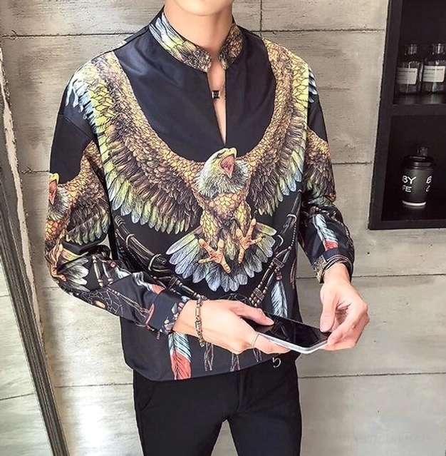 Herren Model trägt schwarzes Gothic Adler Traumfänger Hemd Indoor - detaillierter Stammesdruck und Stand Kragen