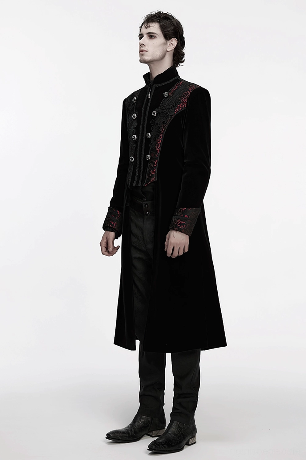 Dreiviertelbild des Herren-Samtmantels zeigt schwarze Basis mit Weinrot-Barockmustern und Palace-inspiriertes Design des Gothic Coats