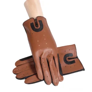 Kamelbraun echte Schaffell Reithandschuhe auf Holzmannequin-Händen präsentiert, perforierte Belüftungslöcher und schwarze dekorative Patches in gotischer Ästhetik deutlich sichtbar