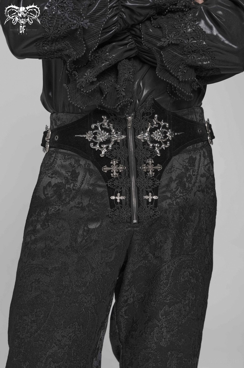 Herren schwarze Gothic Cargohose mit Kreuzstickerei-Detail und strukturelle Design-Elemente Flachlage Ansicht