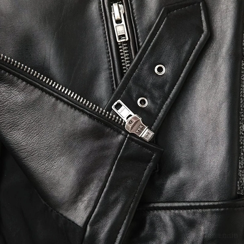 Herren schwarze Gothic Lederjacke Brusttasche Speicher Detailansicht Metallakzente Taschenöffnung