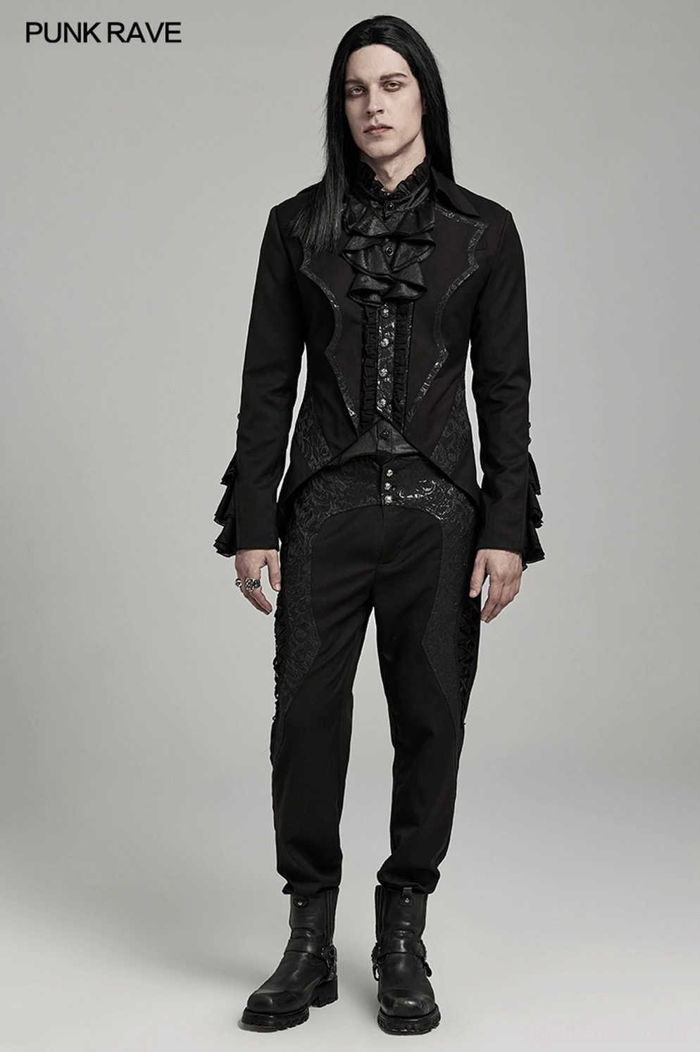 Schwarzer viktorianischer Gothic Tailcoat in vollständiger Frontlängen-Ansicht auf männlichem Modell mit langen dunklen Haaren, dramatische Gothic-Silhouette mit Fledermaus-Kragen im Studio-Setting mit weißem Hintergrund