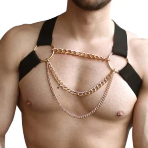 Schwarzes Herren Leder-Harness mit gold-tonierten mehrschichtigen Ketten und Ringen auf muskulösem männlichem Model, Frontansicht mit detaillierter Kettenanordnung und Gothic Geschirr-Design