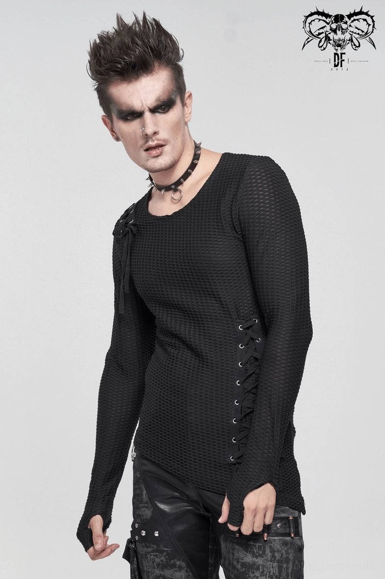 Schwarzes asymmetrisches Mesh-Sweatshirt Styling-Aufnahme getragen zeigt gotische Punk-Ästhetik mit Schmuck und Ketten
